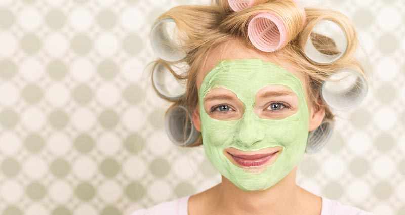 Đắp mặt nạ trà xanh