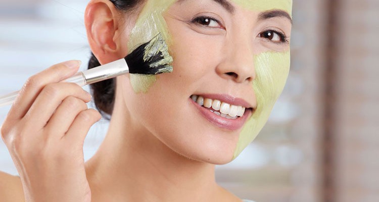 Đắp mặt nạ trà xanh