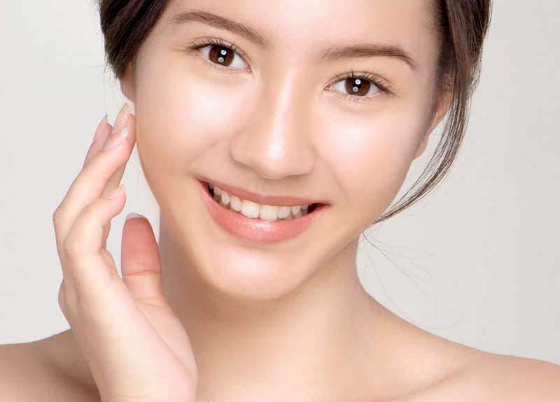 Uống đủ một ngày 2 lít nước để giữ ẩm, thanh lọc cơ thể làm chậm quá trình lão hóa