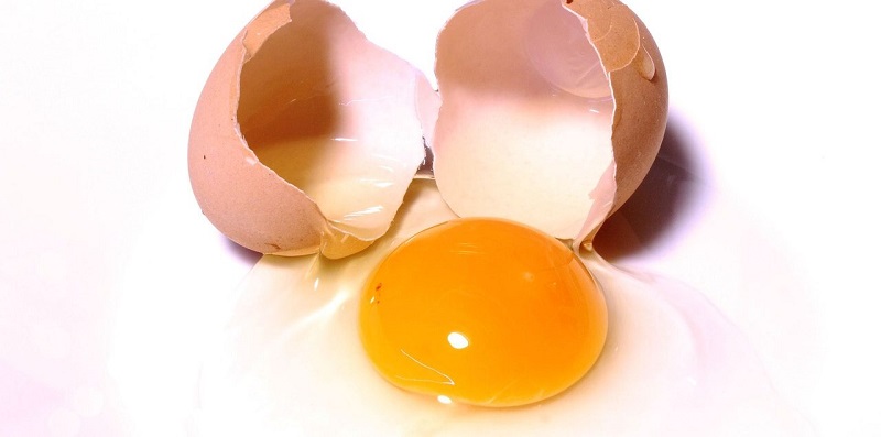 Lòng trắng trứng có tác dụng làm bong lớp mụn đầu đen