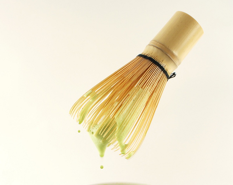 Dùng chổi chasen pha matcha