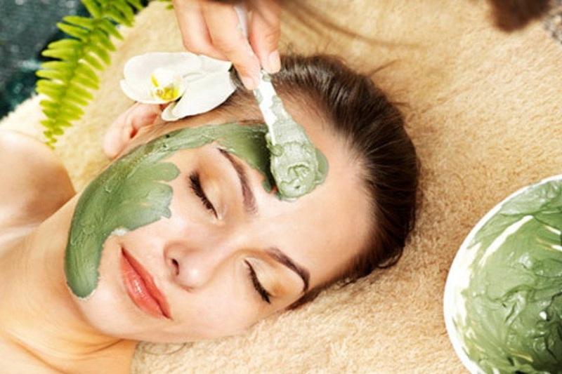 đắp mặt nạ trà xanh