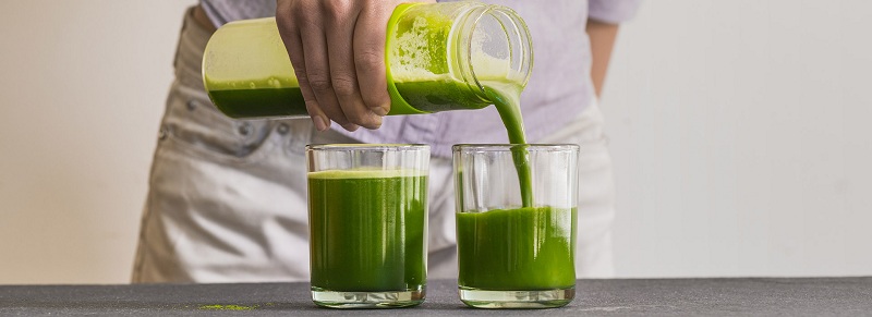 Uống trà xanh matcha