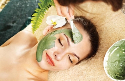 Đắp mặt nạ trà xanh mật ong
